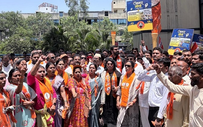 “Put a Private Sale Board on PCMC Building” — Shiv Sena Protest Against Alleged Privatization