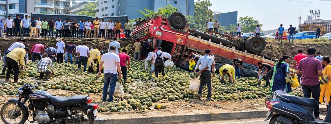 Pineapple-Laden Truck Overturns in Wakad