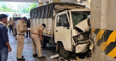 Wakad Underpass Accident: Youth on Tempo Roof Dies After Vehicle Hits Column