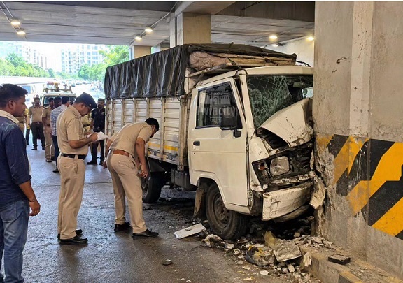 Wakad Underpass Accident: Youth on Tempo Roof Dies After Vehicle Hits Column