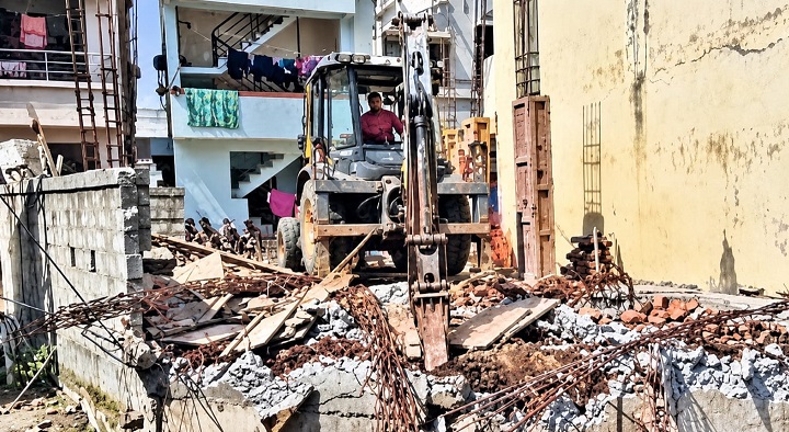 PCMC Removes Five Illegal Structures in Chikhali, Talawade