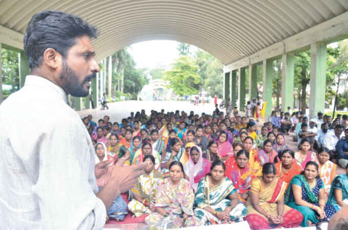 Migrant Workers Need Jobs, Not Bonuses : Kashinath Nakhate