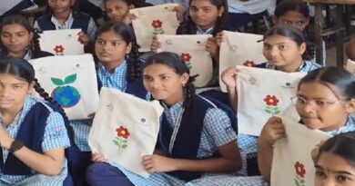 160 Students Paint Cloth Bags to Promote Plastic-Free India