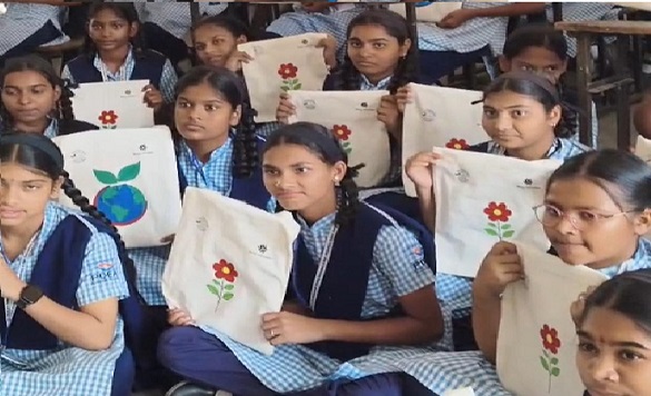 160 Students Paint Cloth Bags to Promote Plastic-Free India