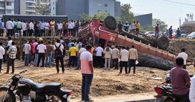 Truck Overturns on Wakad Expressway