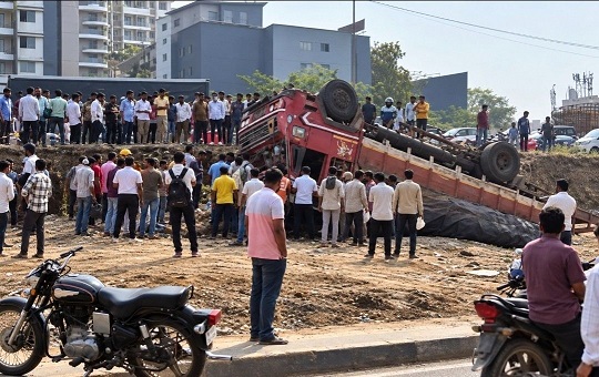 Truck Overturns on Wakad Expressway